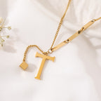 ALEXIA - Collar con inicial personalizada y dije de dado en baño de oro™