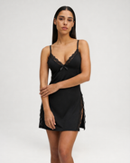ALBA - Camisón corto lencero de tirantes con escote de encaje y pequeño lazo™