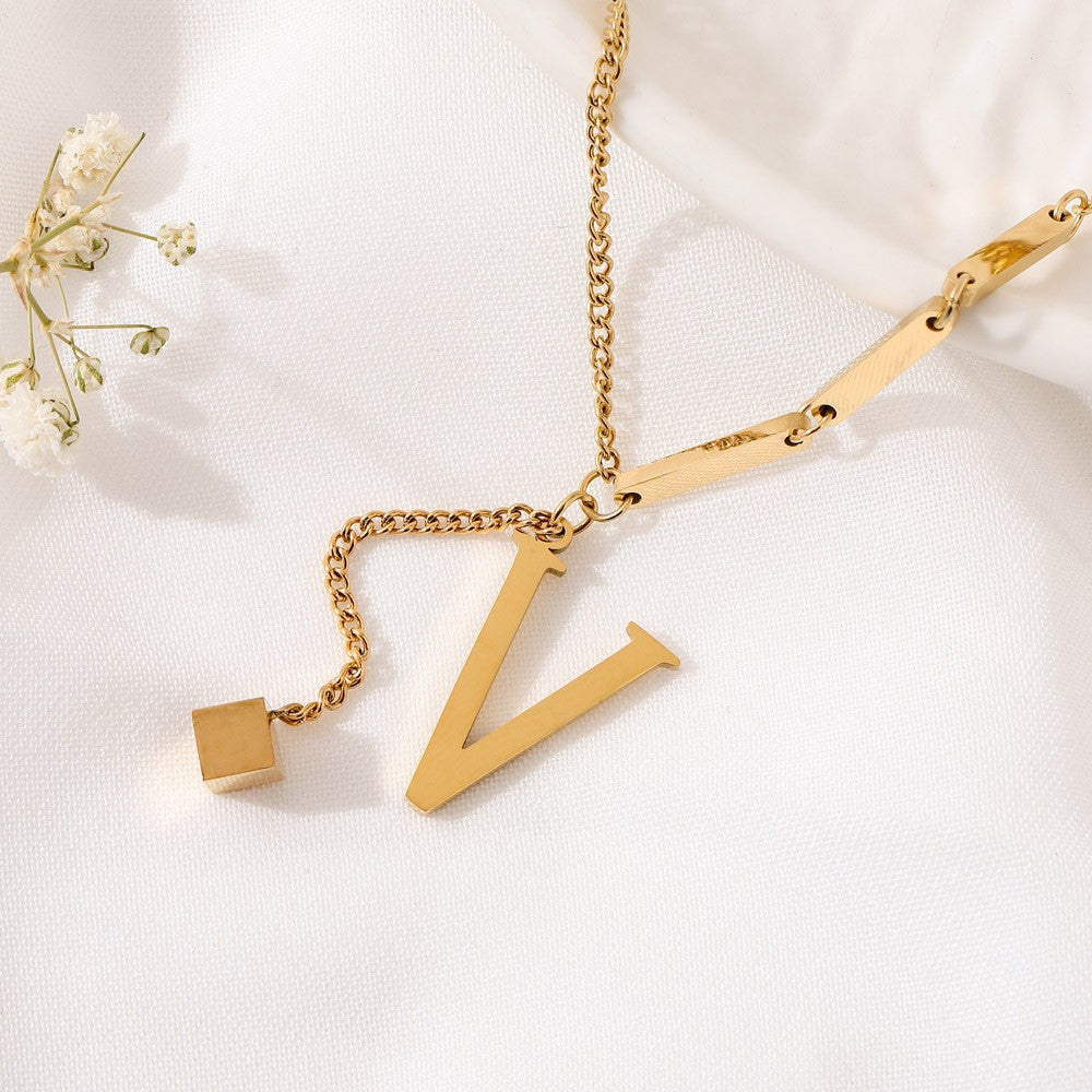 ALEXIA - Collar con inicial personalizada y dije de dado en baño de oro™