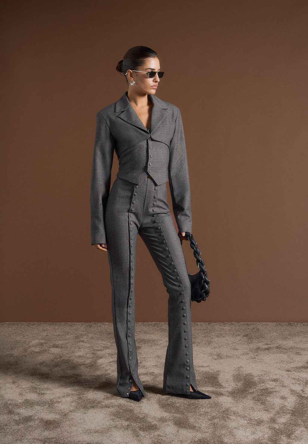 OLIVIA-Elegancia minimalista con detalle distintivo