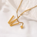 ALEXIA - Collar con inicial personalizada y dije de dado en baño de oro™