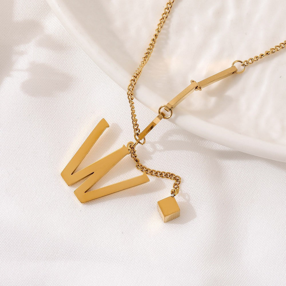 ALEXIA - Collar con inicial personalizada y dije de dado en baño de oro™