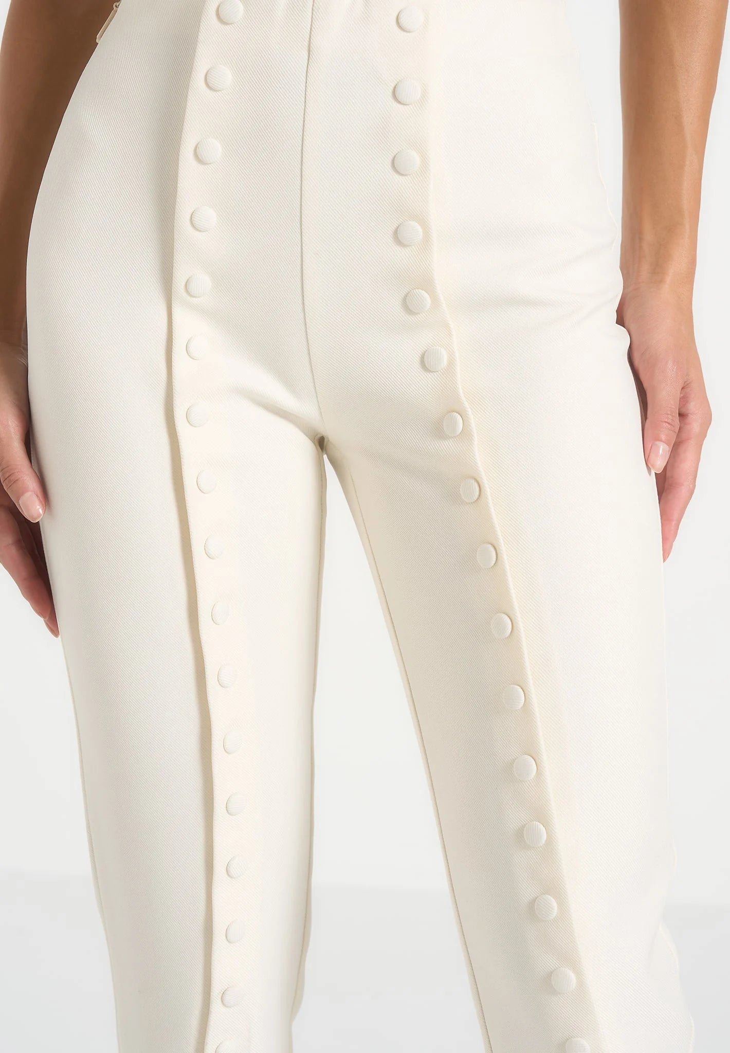 OLIVIA-Elegancia minimalista con detalle distintivo