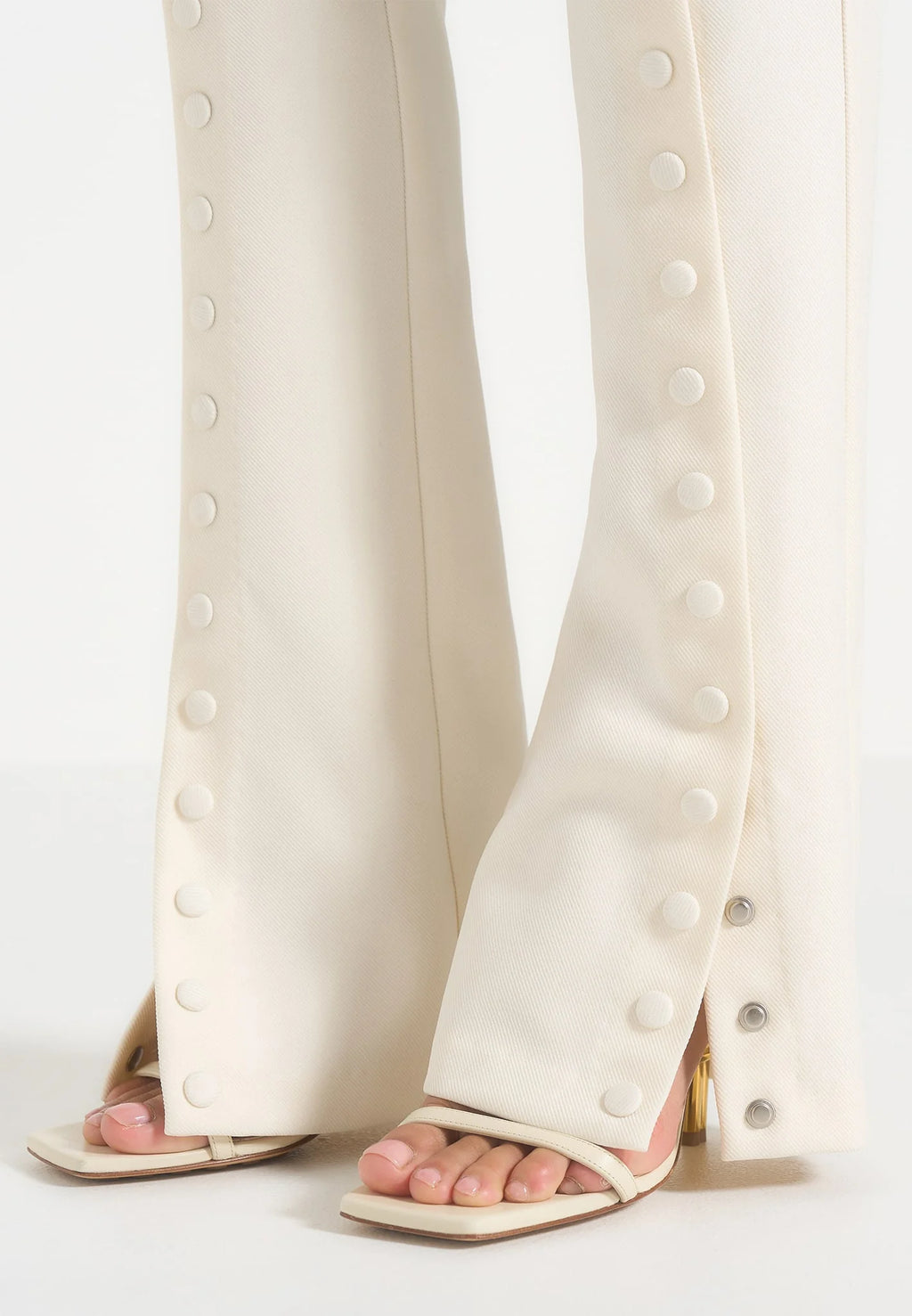 OLIVIA-Elegancia minimalista con detalle distintivo