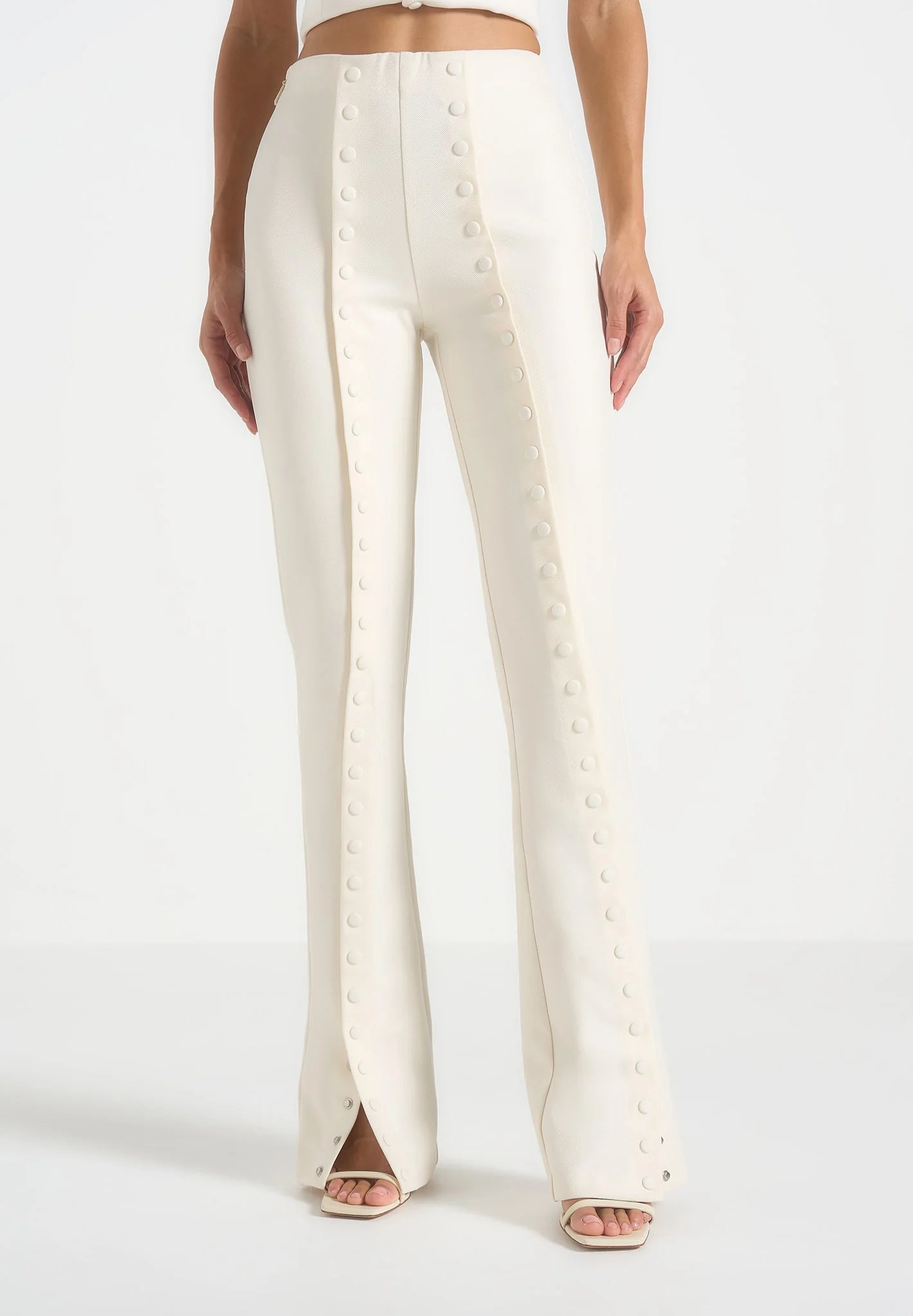 OLIVIA-Elegancia minimalista con detalle distintivo
