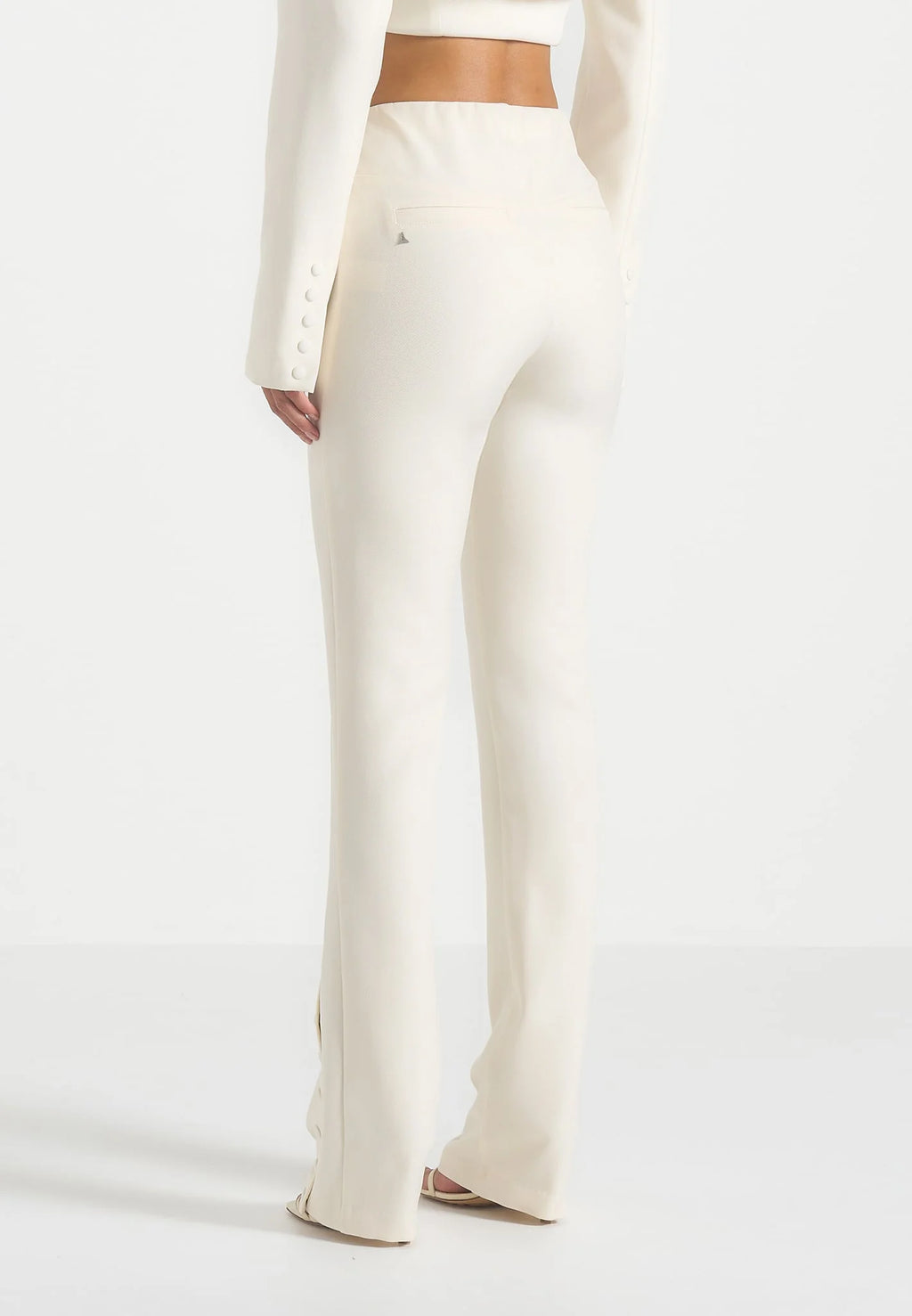 OLIVIA-Elegancia minimalista con detalle distintivo