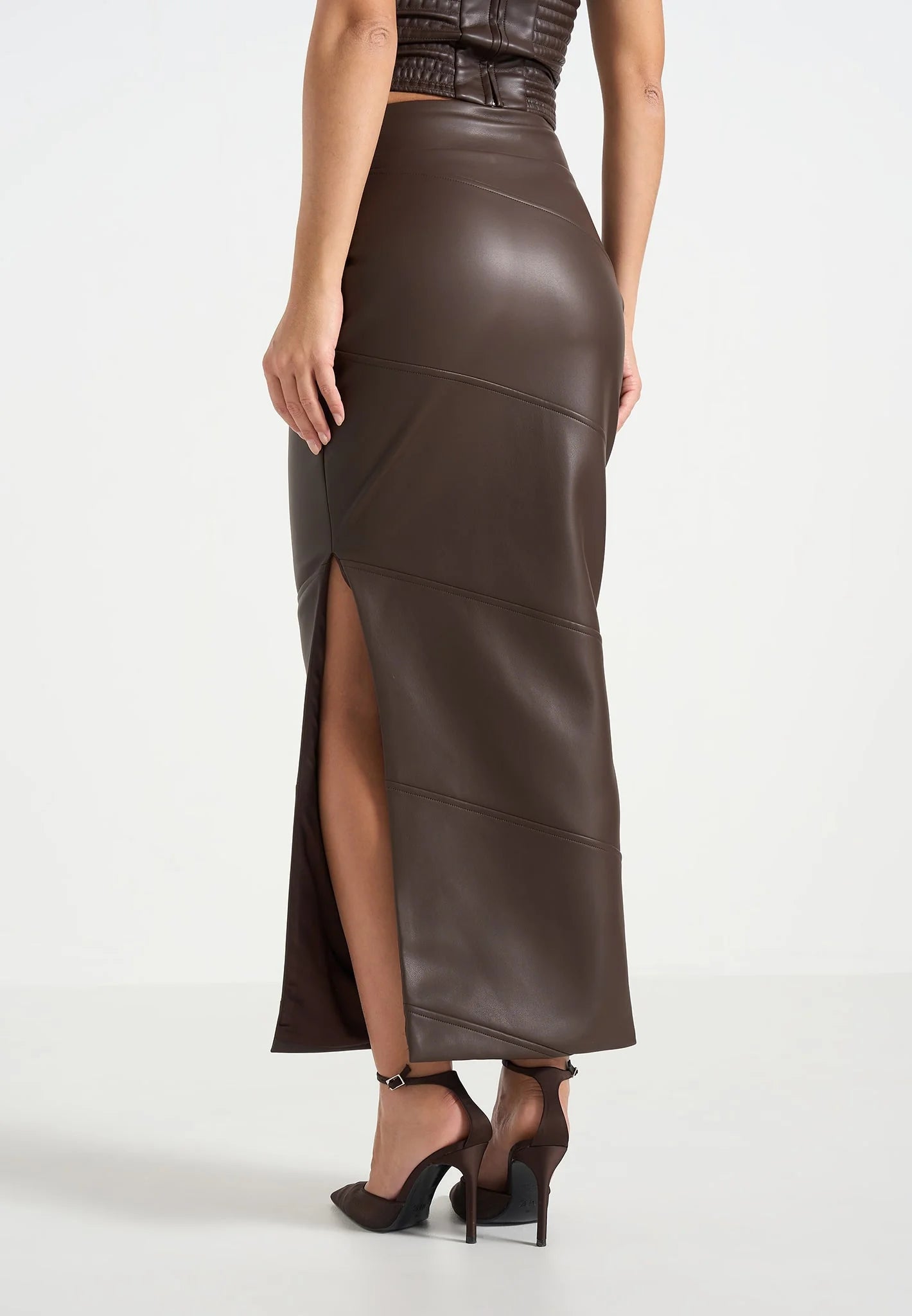 NATALIA-Falda Midi de Cuero y Estilo Contemporáneo