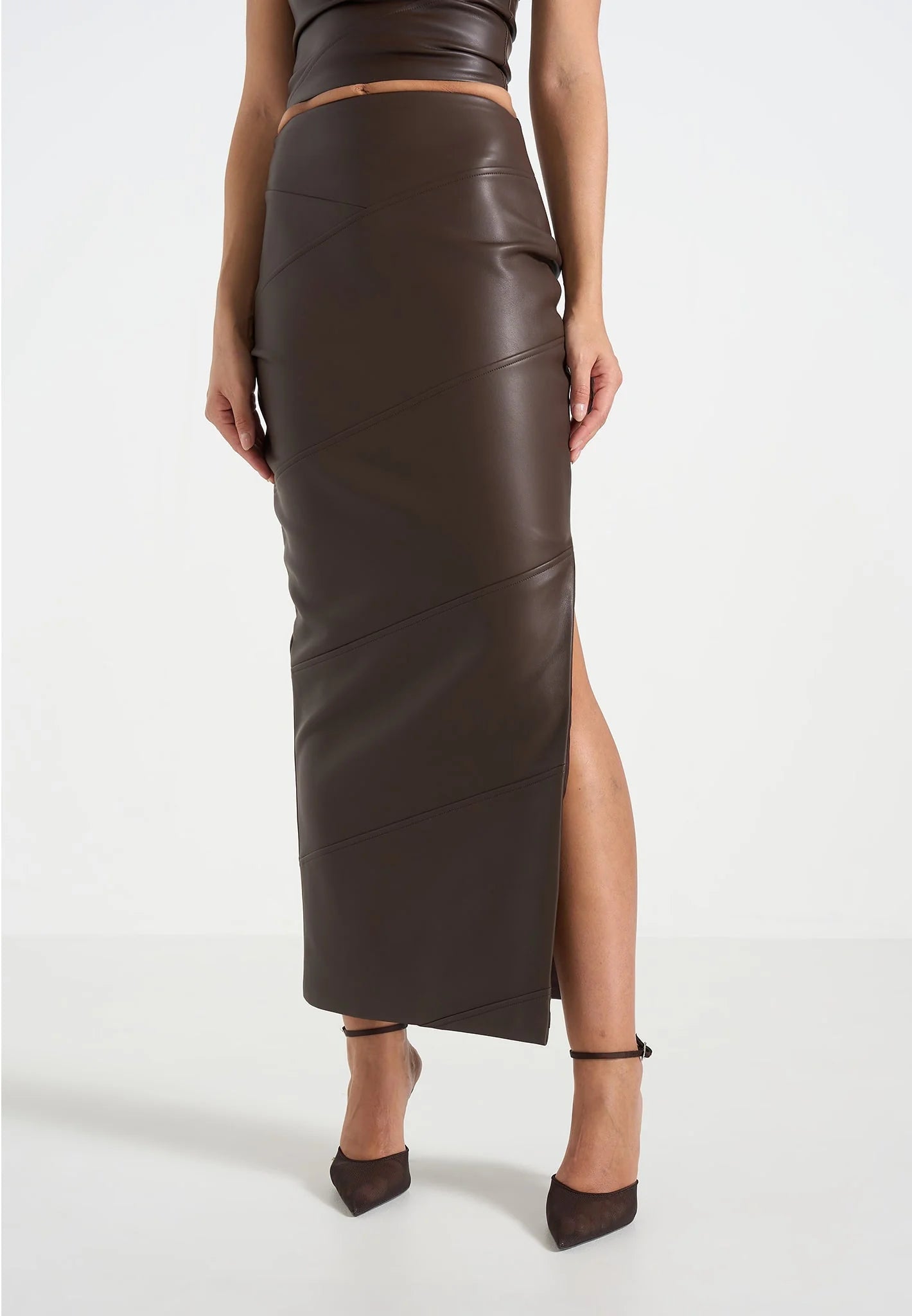NATALIA-Falda Midi de Cuero y Estilo Contemporáneo