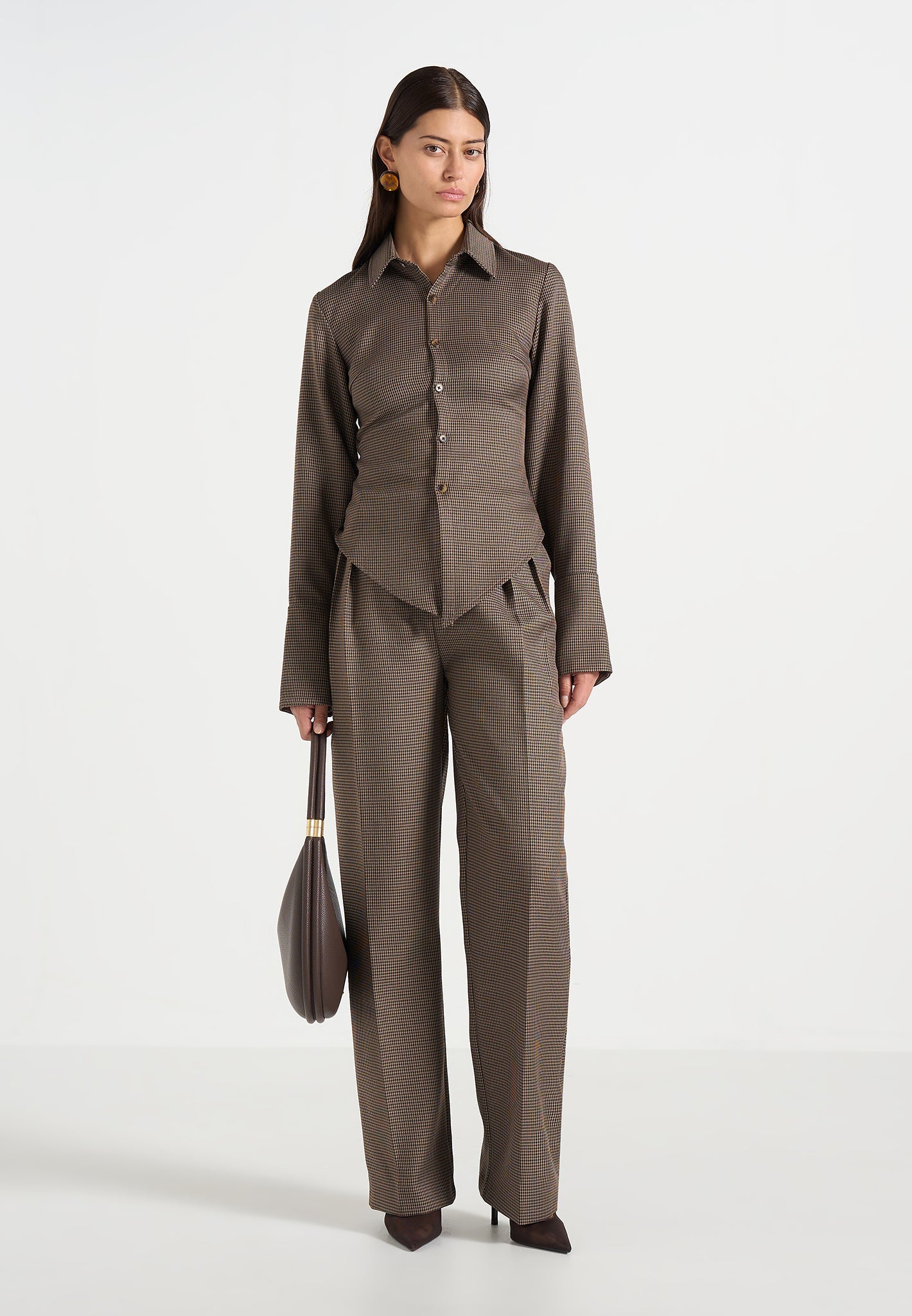 VALERIA-Camisa con estructura y vanguardia