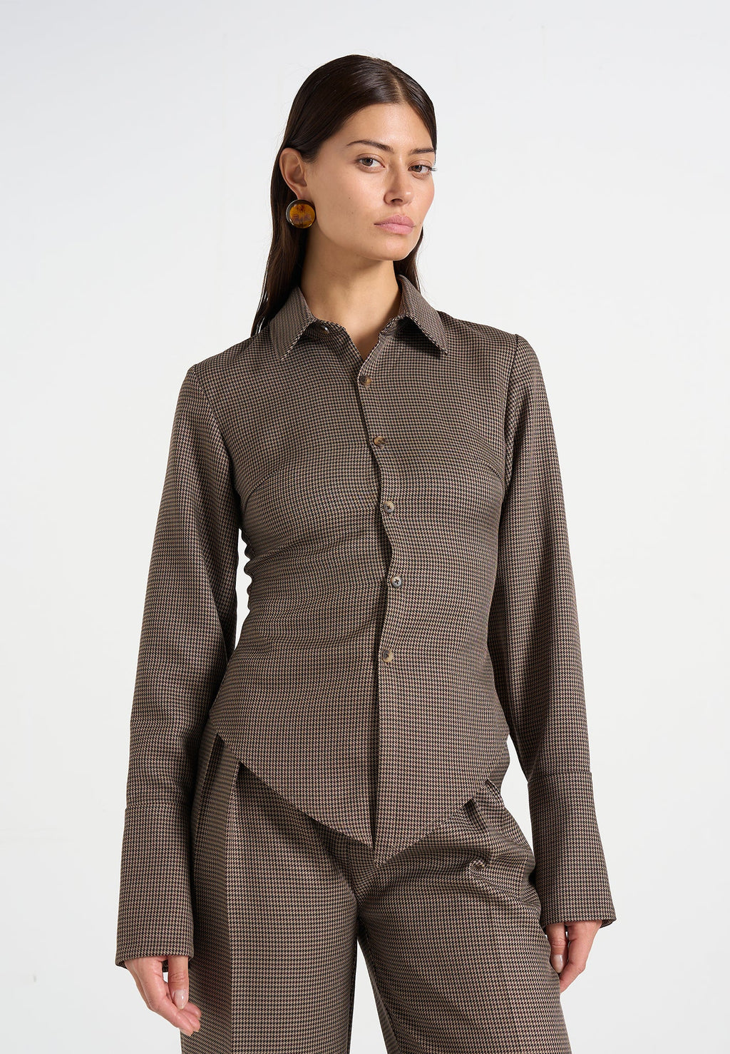 VALERIA-Camisa con estructura y vanguardia