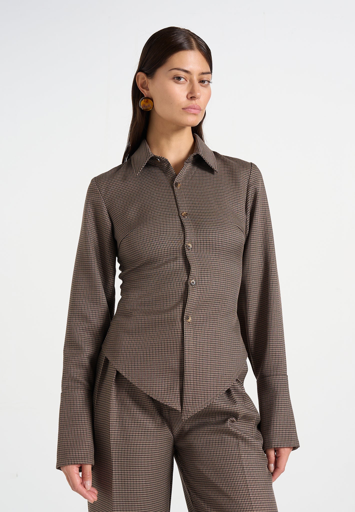 VALERIA-Camisa con estructura y vanguardia