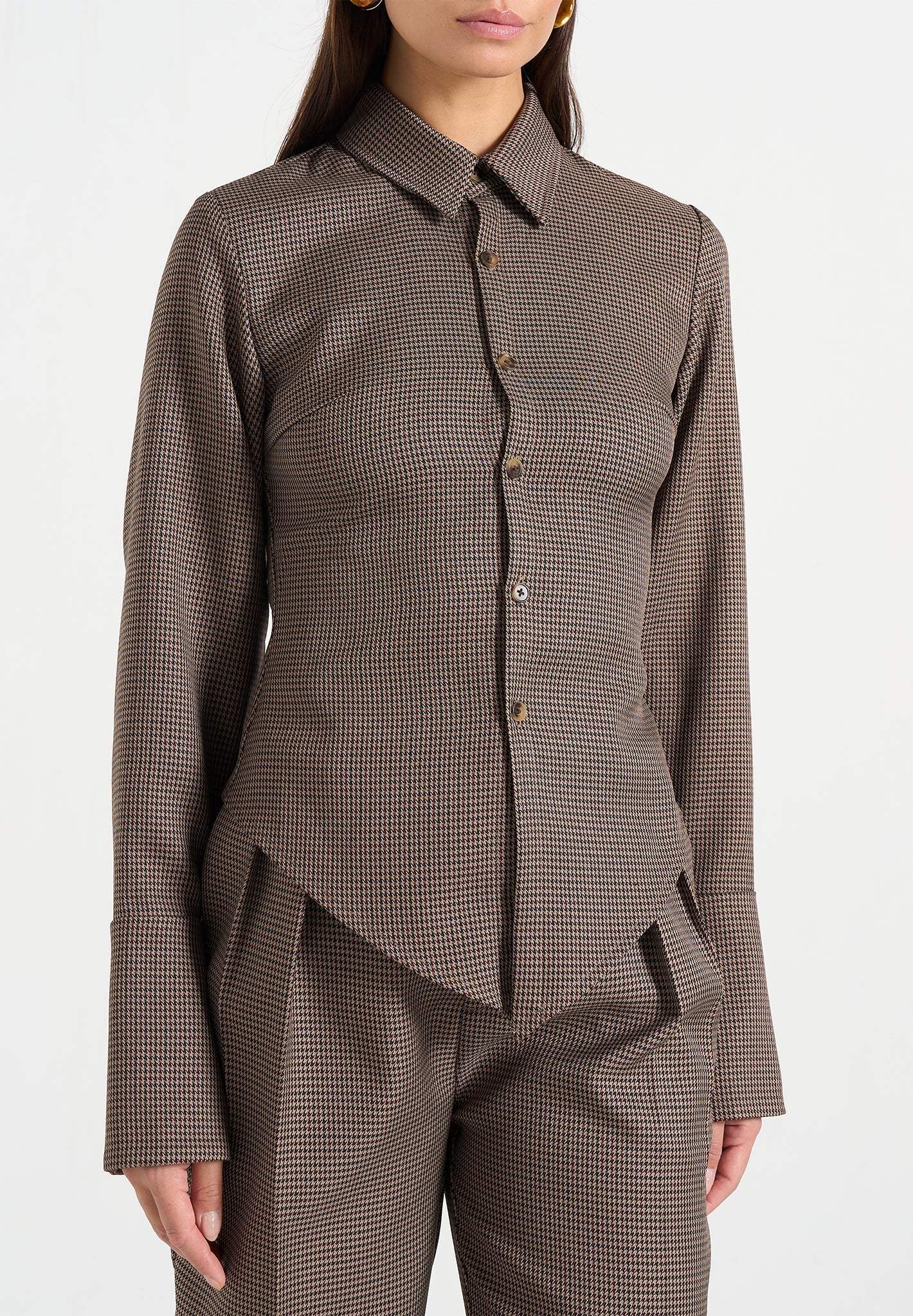 VALERIA-Camisa con estructura y vanguardia