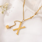 ALEXIA - Collar con inicial personalizada y dije de dado en baño de oro™