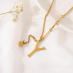 ALEXIA - Collar con inicial personalizada y dije de dado en baño de oro™