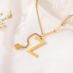 ALEXIA - Collar con inicial personalizada y dije de dado en baño de oro™