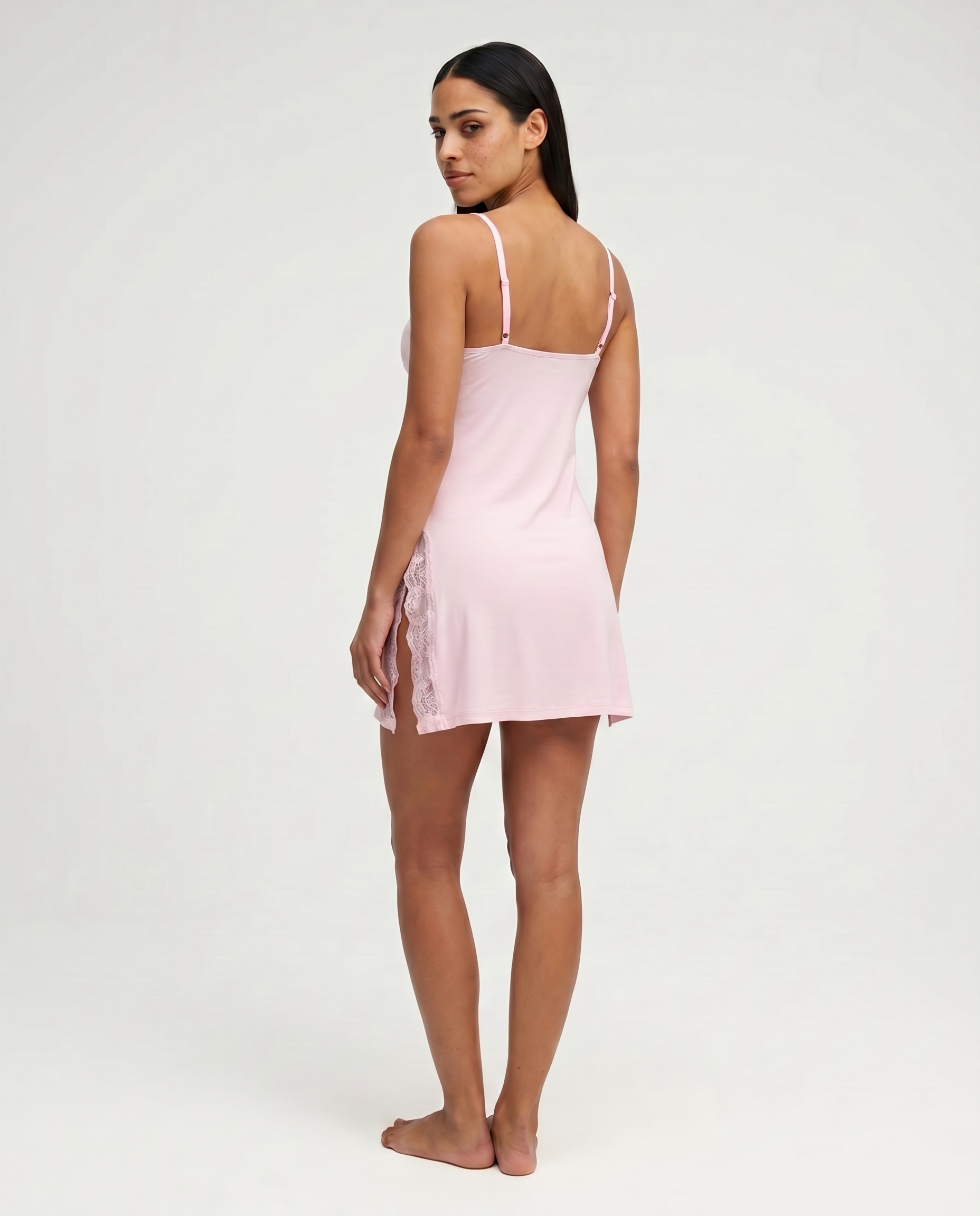 ALBA - Camisón corto lencero de tirantes con escote de encaje y pequeño lazo™