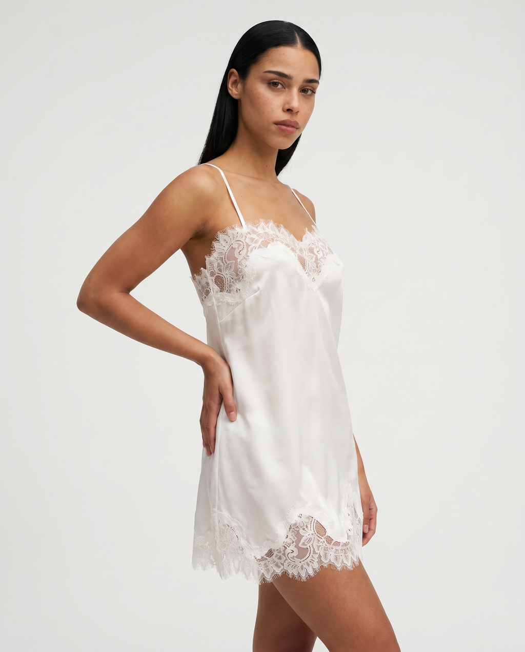 NEREA - Vestido corto lencero de satén con encaje floral ancho™
