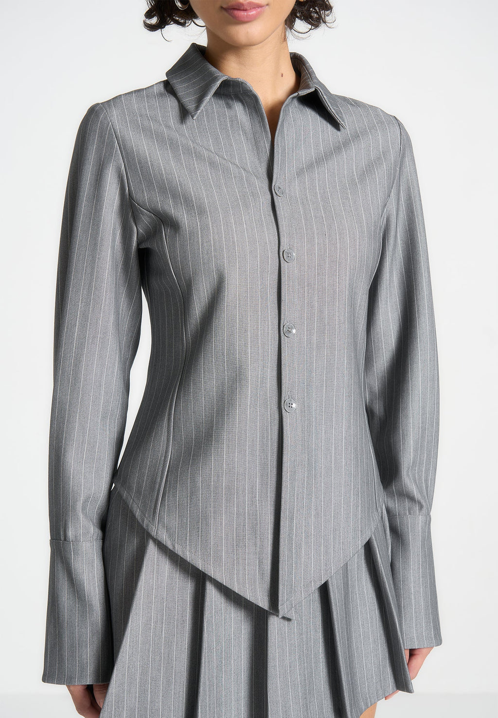 VALERIA-Camisa con estructura y vanguardia