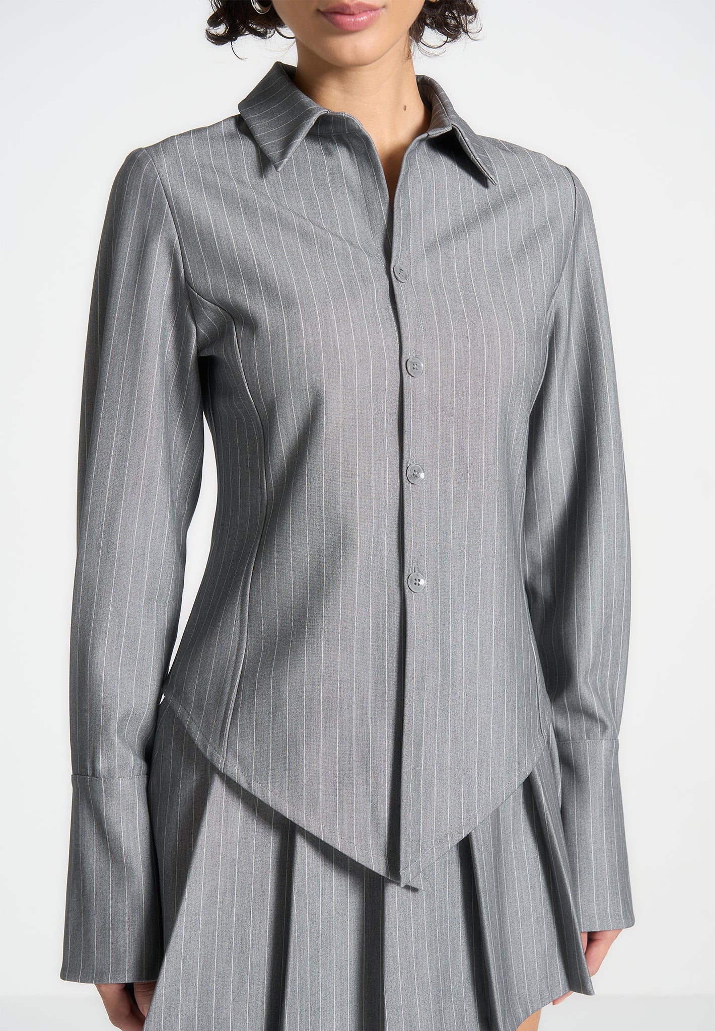VALERIA-Camisa con estructura y vanguardia