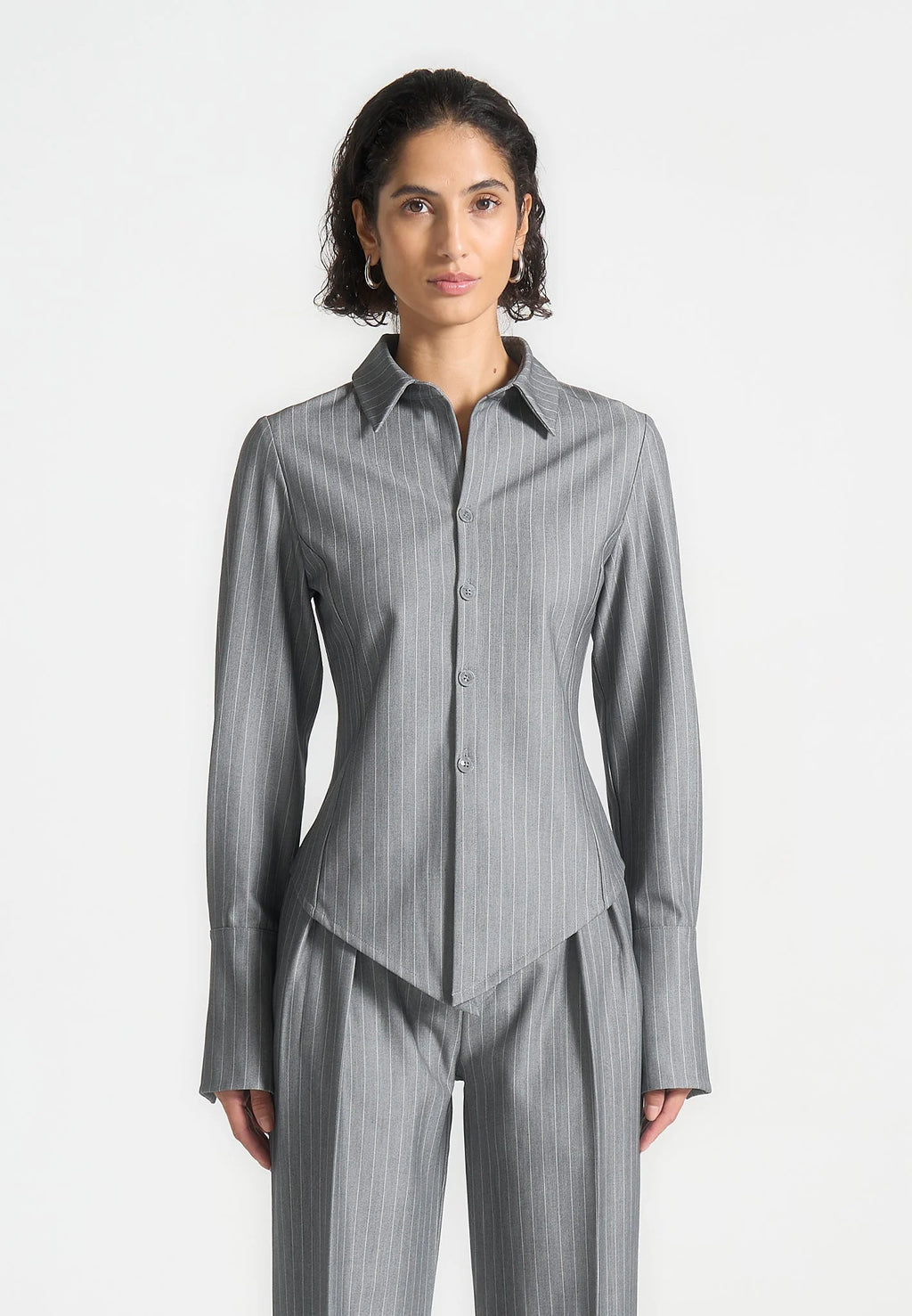 VALERIA-Camisa con estructura y vanguardia