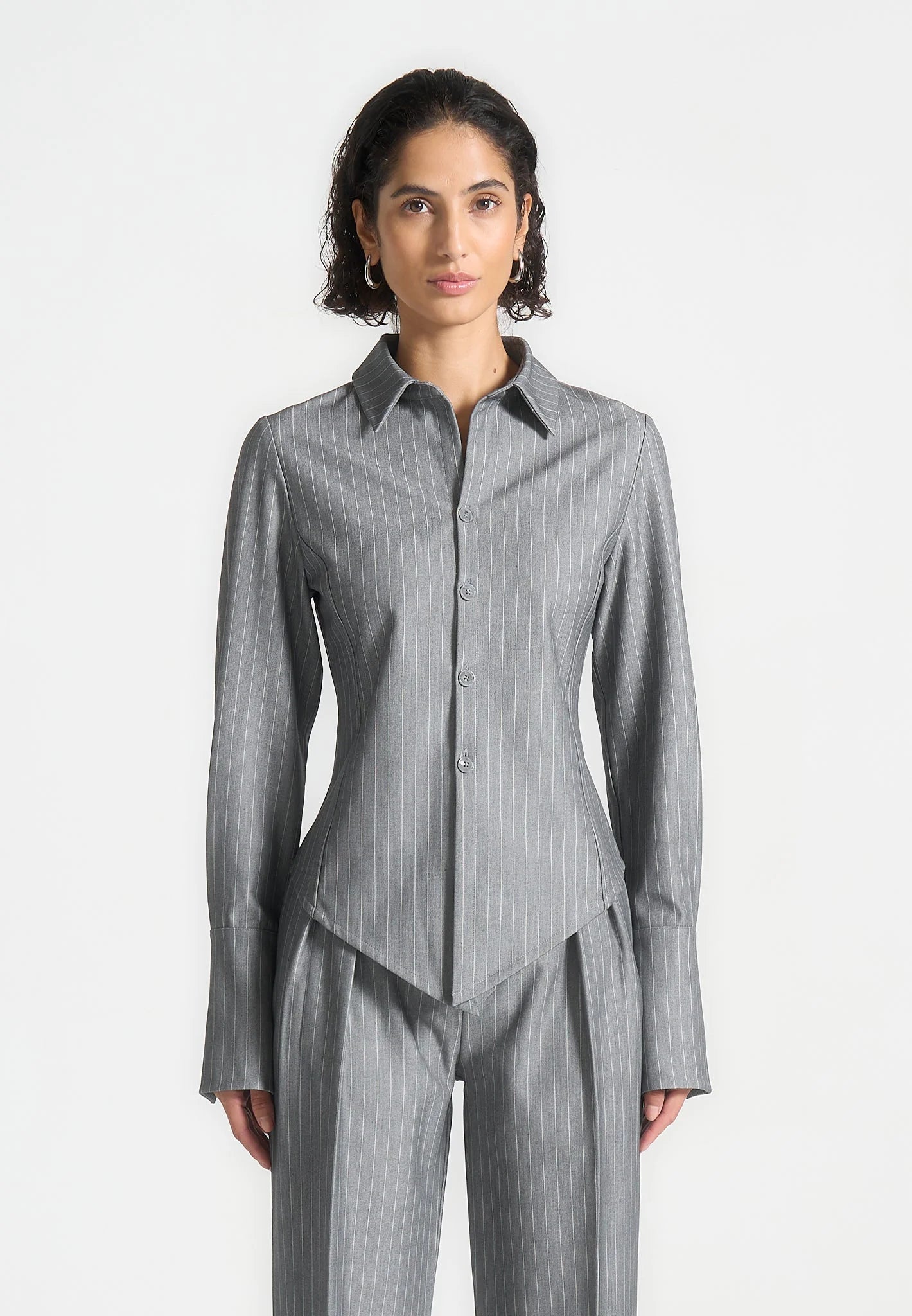 VALERIA-Camisa con estructura y vanguardia
